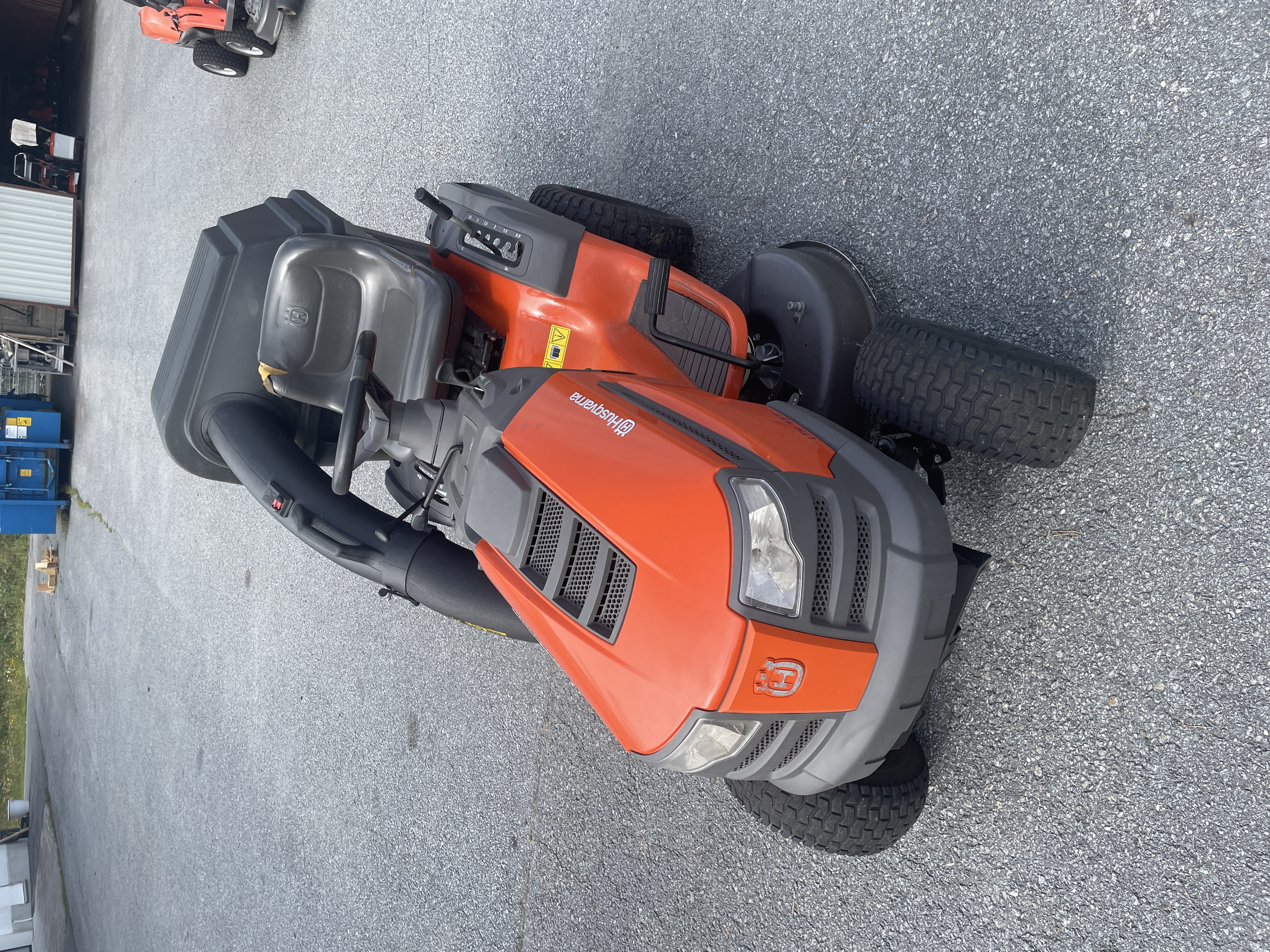 Husqvarna LTH151 puutarhatraktori kerääjällä - käytetty -