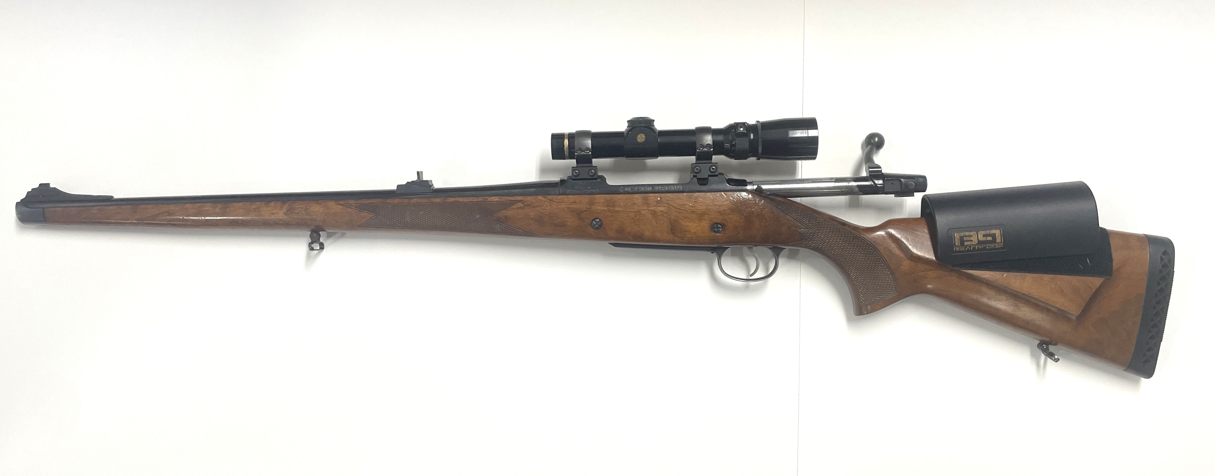 käytetty CZ 550 kivääri, kal. 9.3x62, TT-2 (sis. Leupold VX-3 1-4x24 kiikaritähtäimen ja kiikarin jalat)