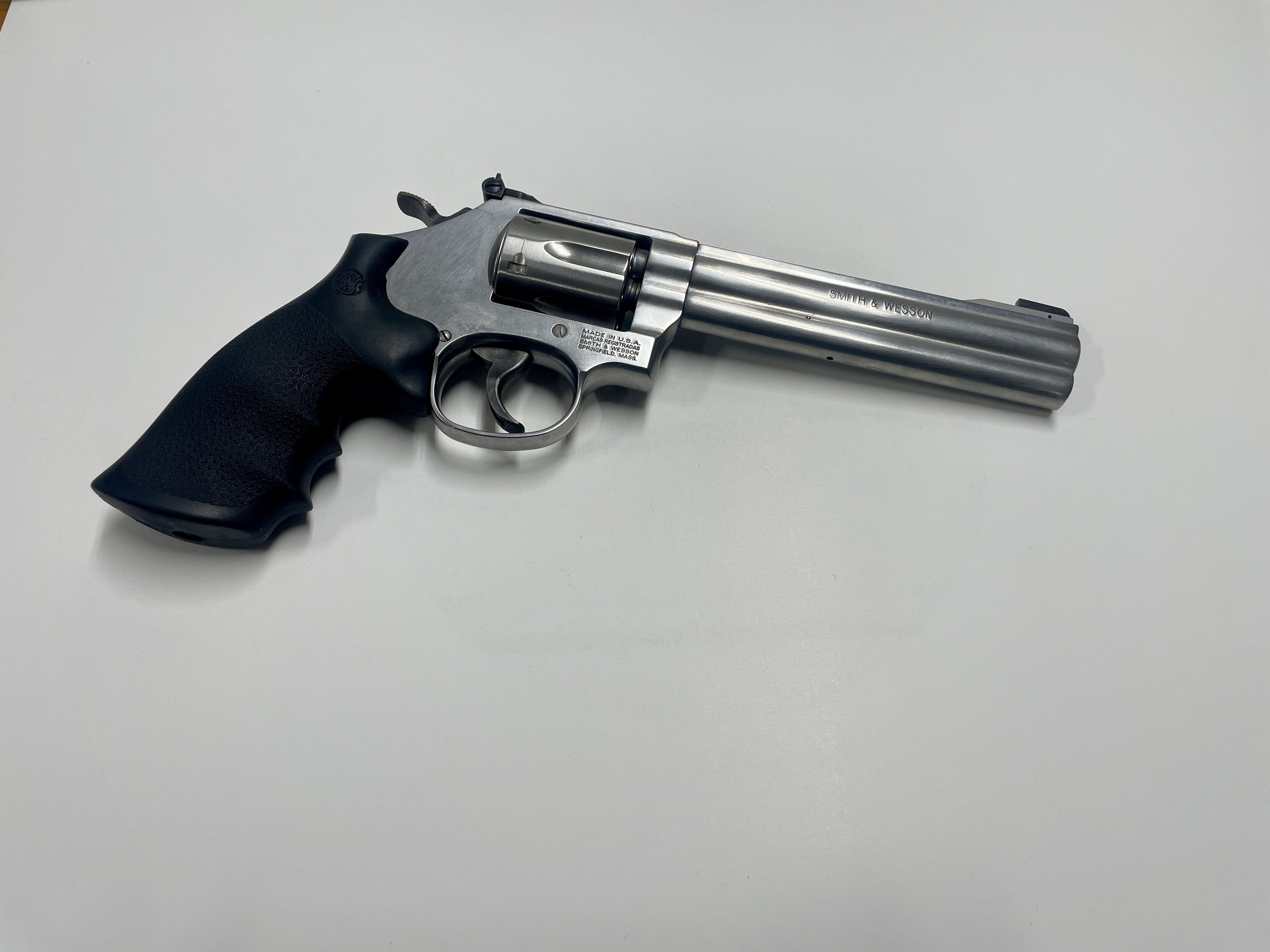 Smith & Wesson 617-5, kal. 22 LR, käytetty pienoisrevolveri 6" piipulla, tt-2
